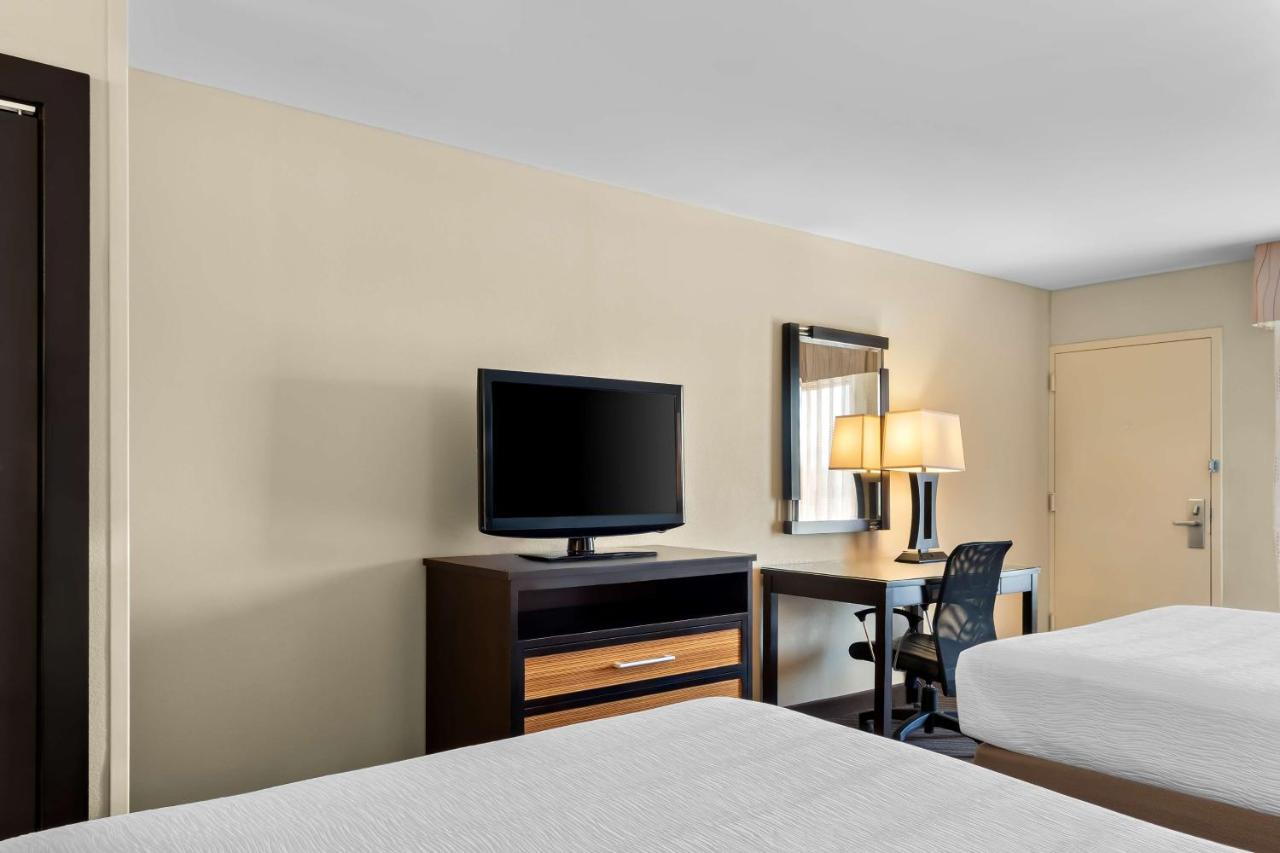 Queen Room with Two Queen Beds - Non-Smoking at Best Western Newport Inn