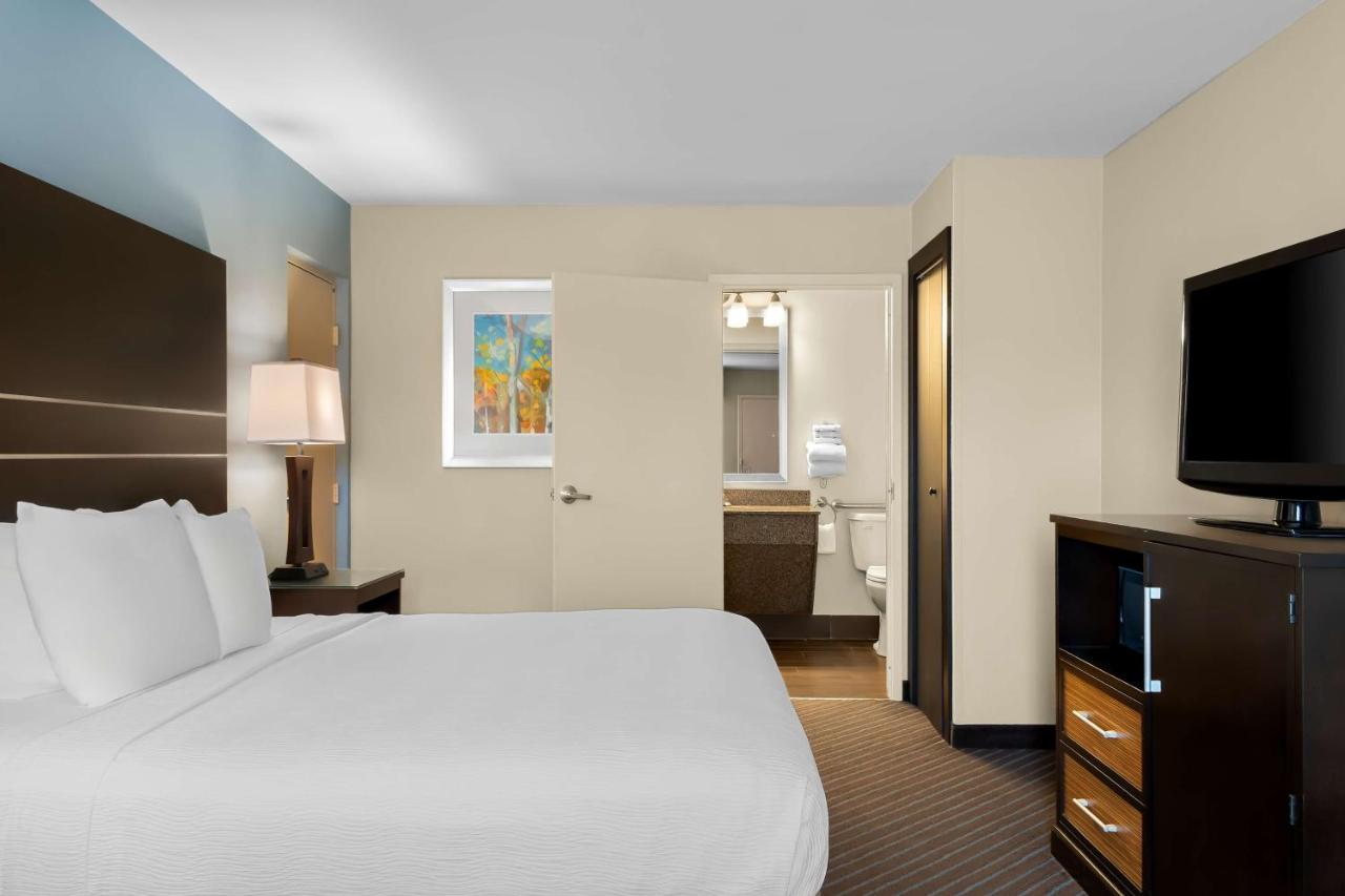 King Room with Roll-in Shower - Disability Access/Non-Smoking at Best Western Newport Inn