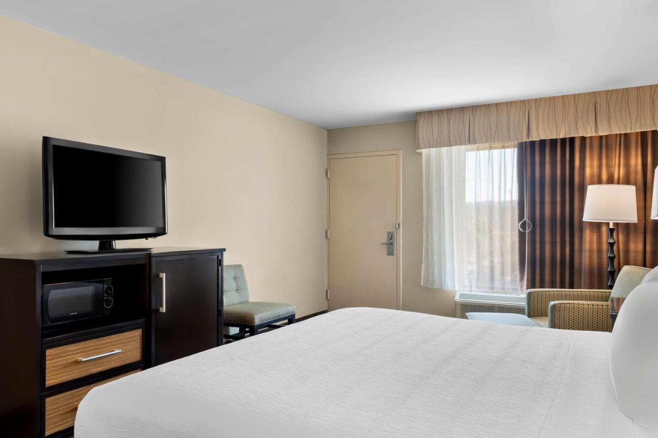 King Room with Roll-in Shower - Disability Access/Non-Smoking at Best Western Newport Inn