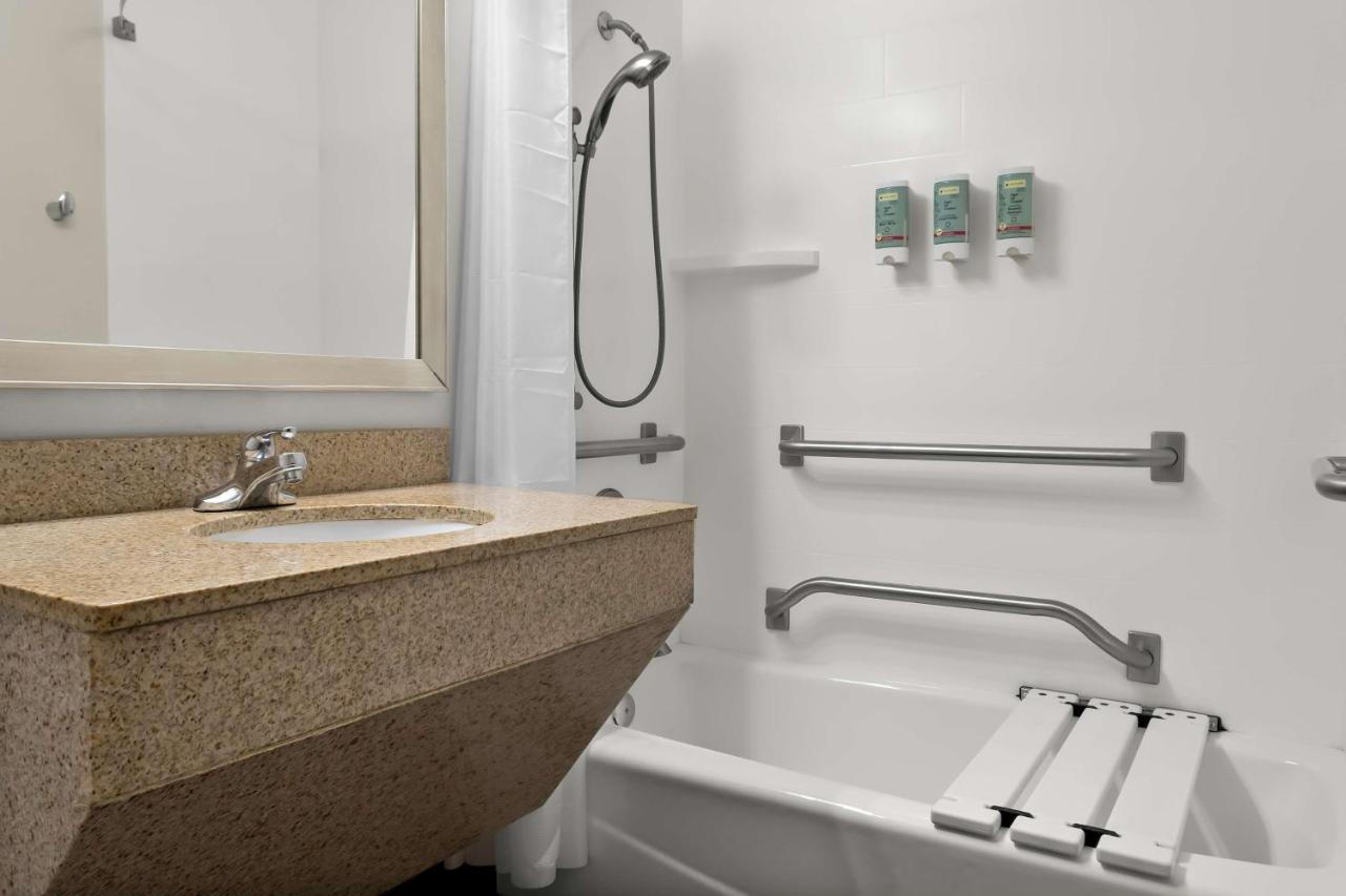 King Room with Bath - Disability Access/Non-Smoking at Best Western Newport Inn