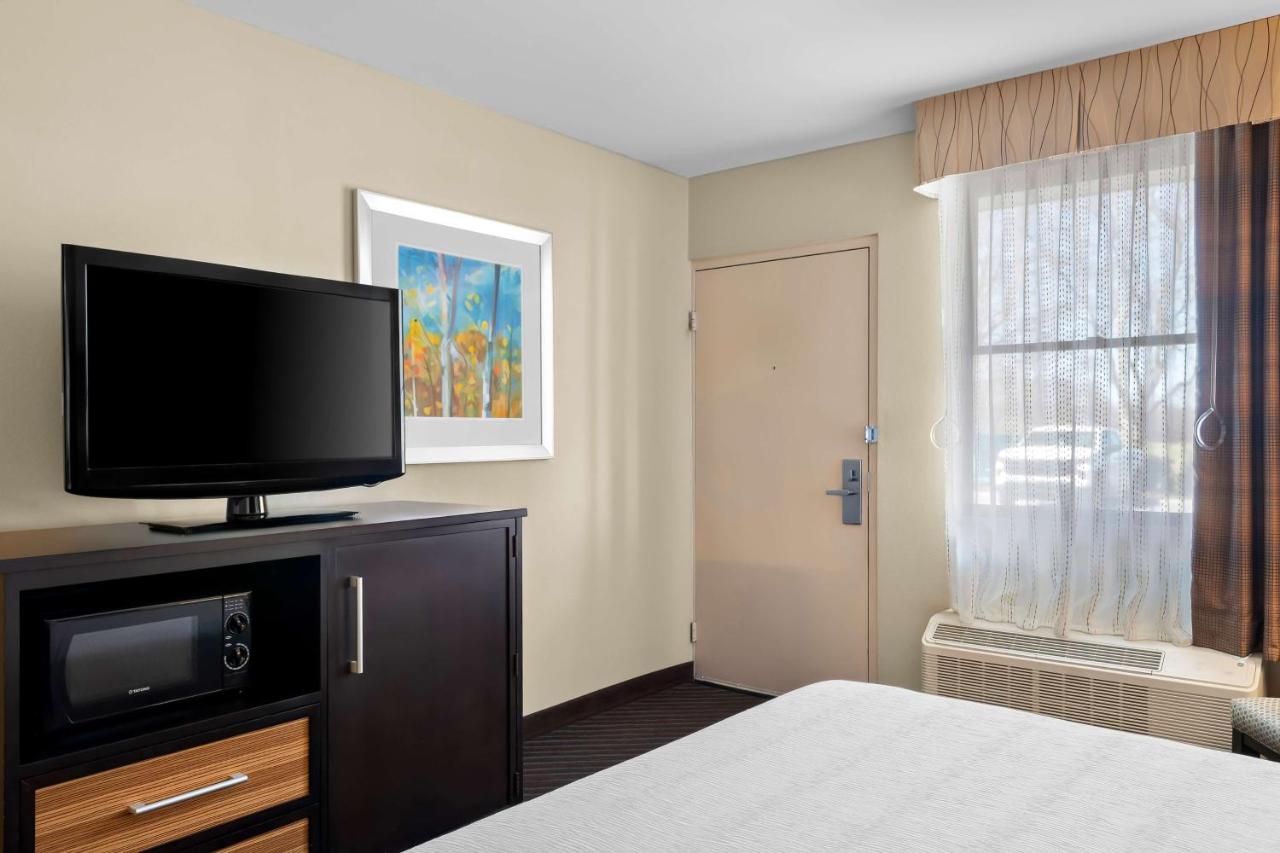King Room with Bath - Disability Access/Non-Smoking at Best Western Newport Inn
