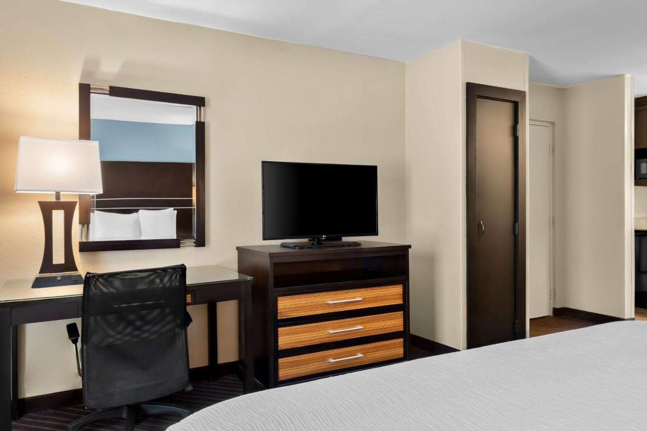 King Room with Hot Tub - Non-Smoking at Best Western Newport Inn