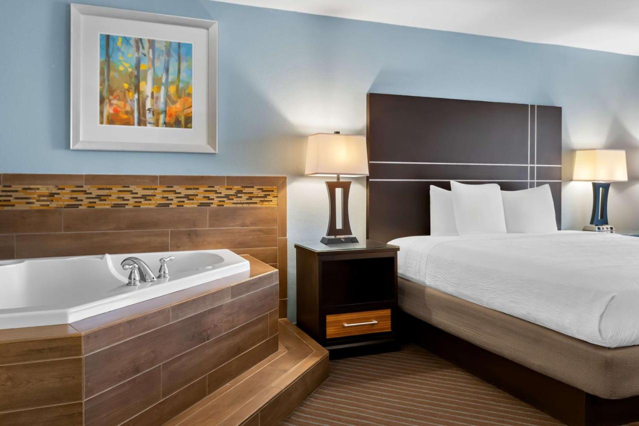 King Room with Hot Tub - Non-Smoking at Best Western Newport Inn