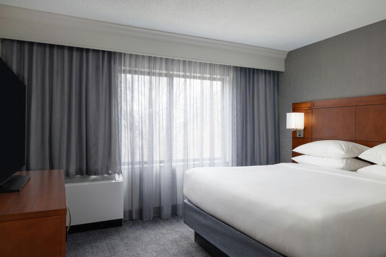 | Courtyard Burlington Williston