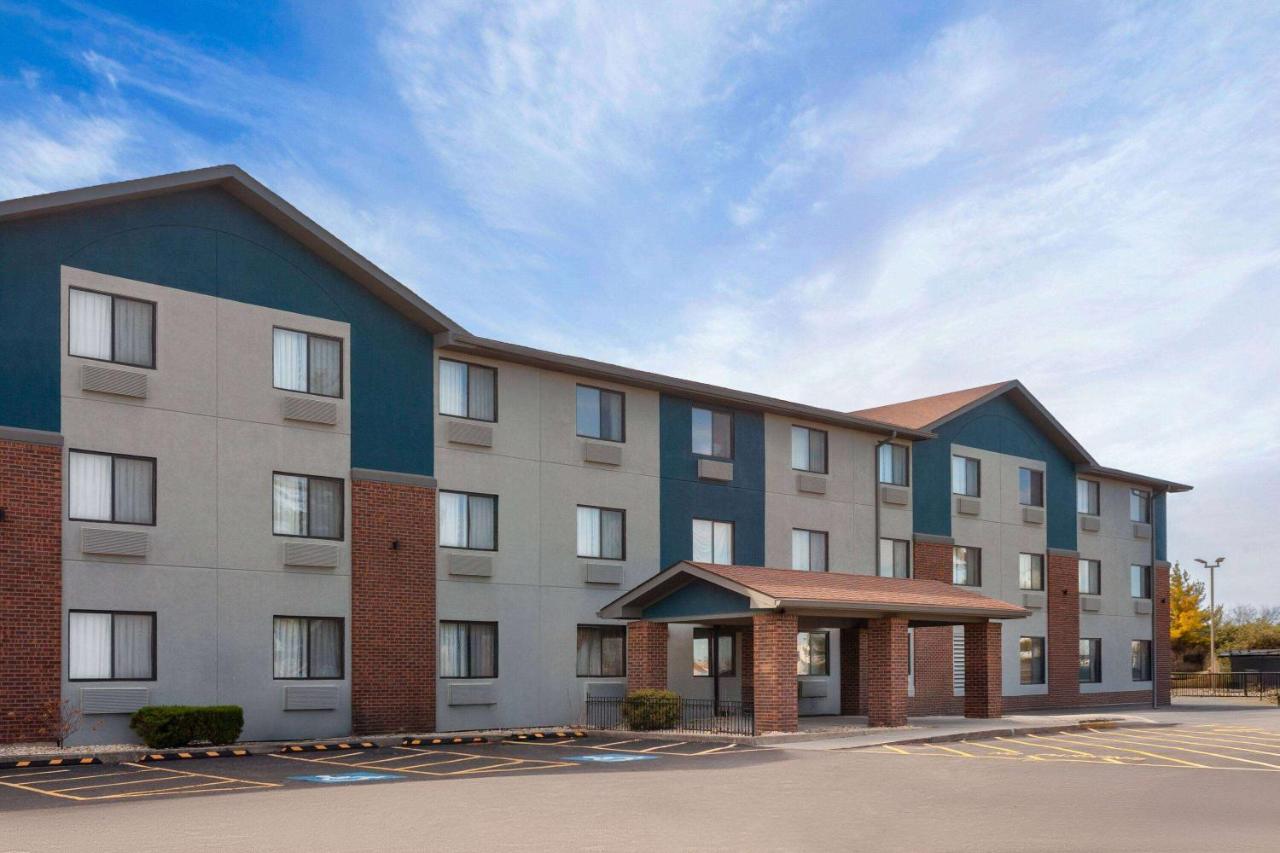 | Super 8 by Wyndham Romeoville Bolingbrook