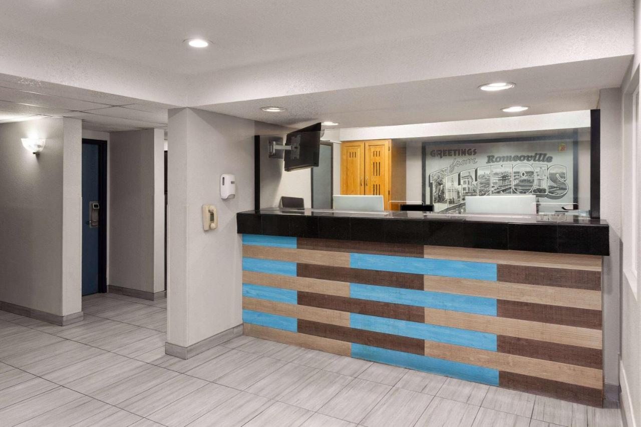 | Super 8 by Wyndham Romeoville Bolingbrook