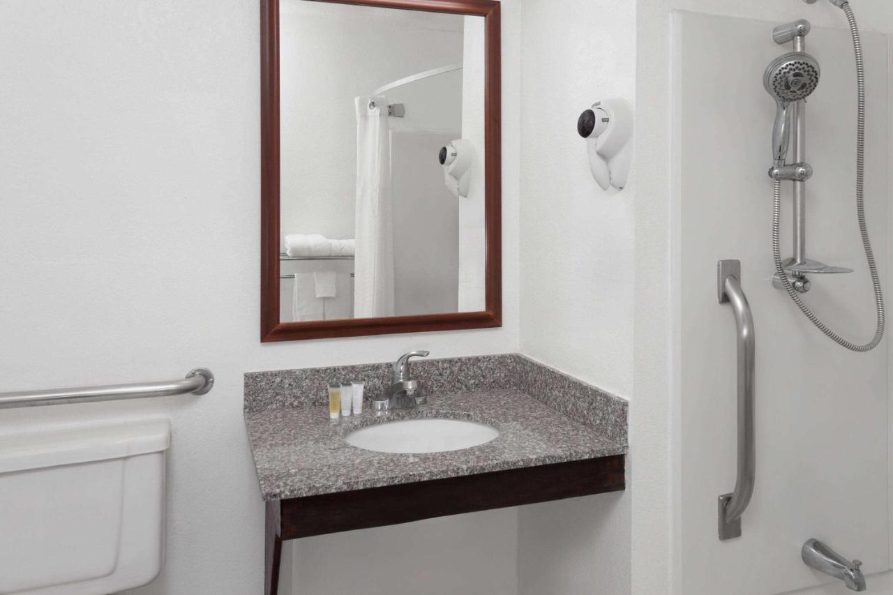 | Super 8 by Wyndham Romeoville Bolingbrook