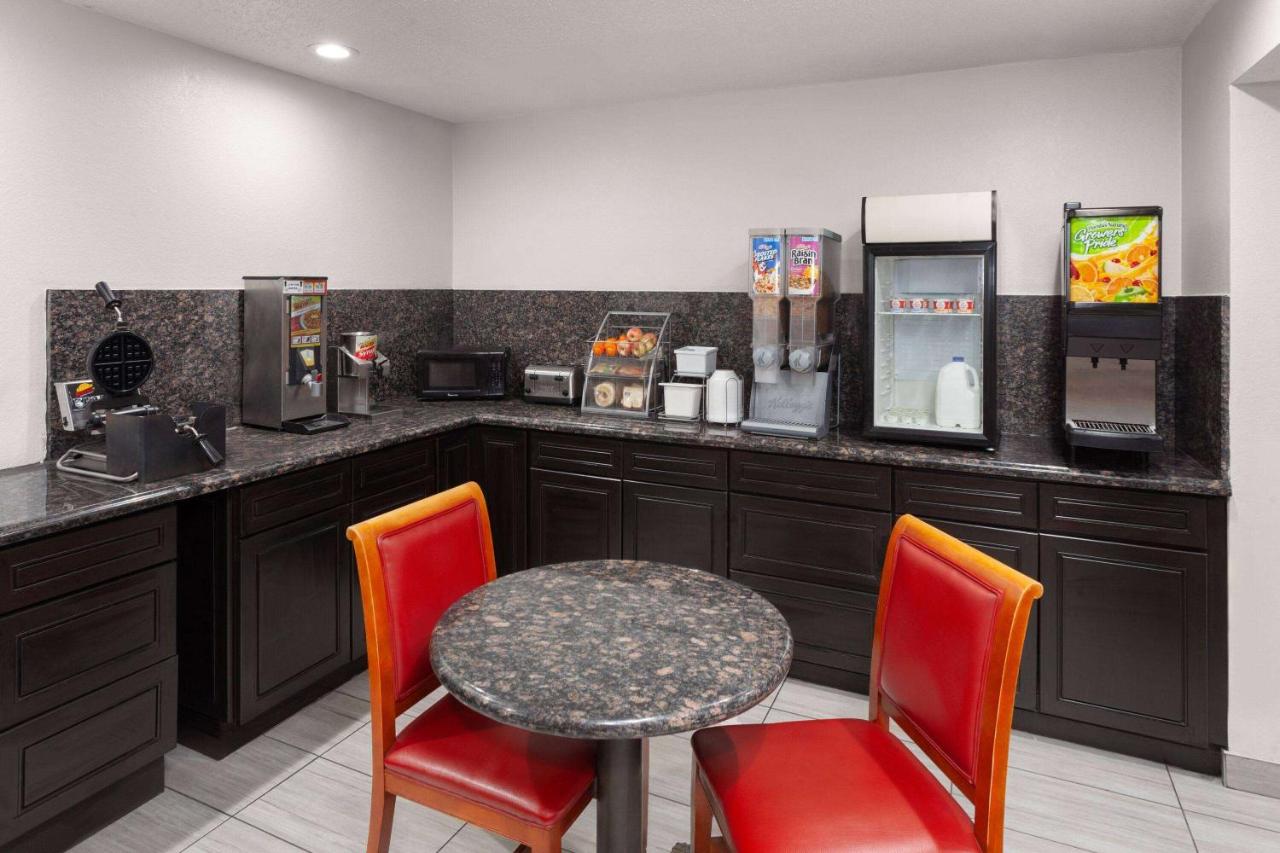| Super 8 by Wyndham Romeoville Bolingbrook