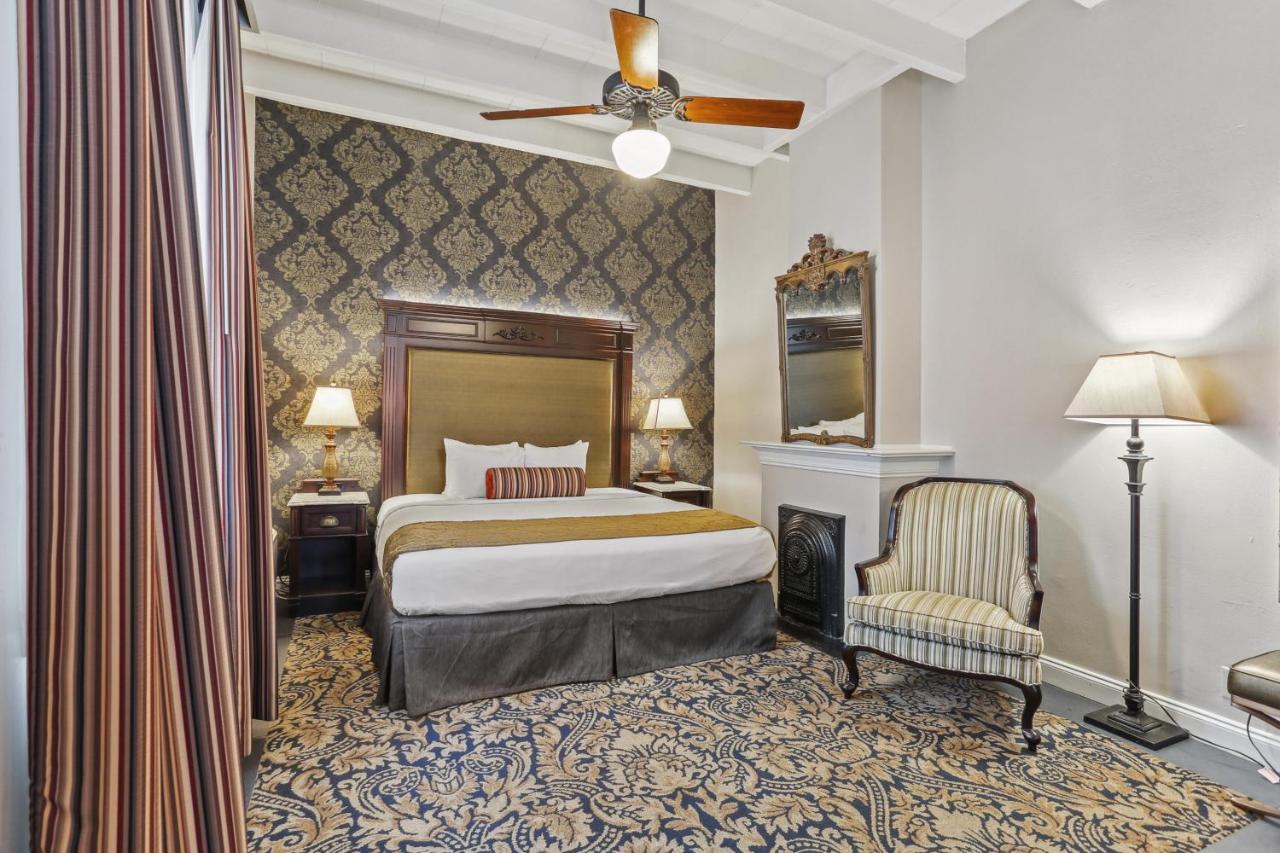 Deluxe Queen Room at Place d'Armes Hotel
