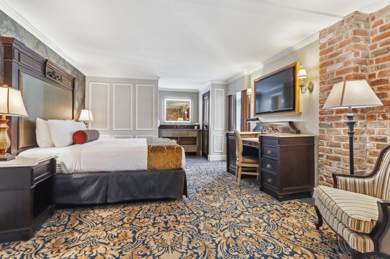 Suite at Place d'Armes Hotel