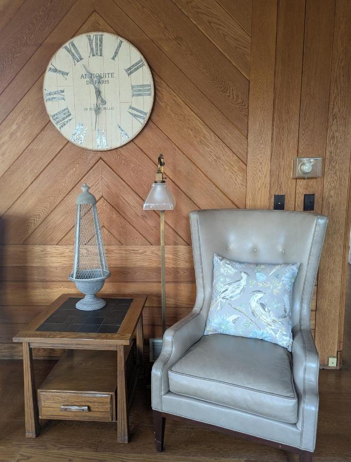 | Farrell House Lodge at Sunnybrook Trout Club