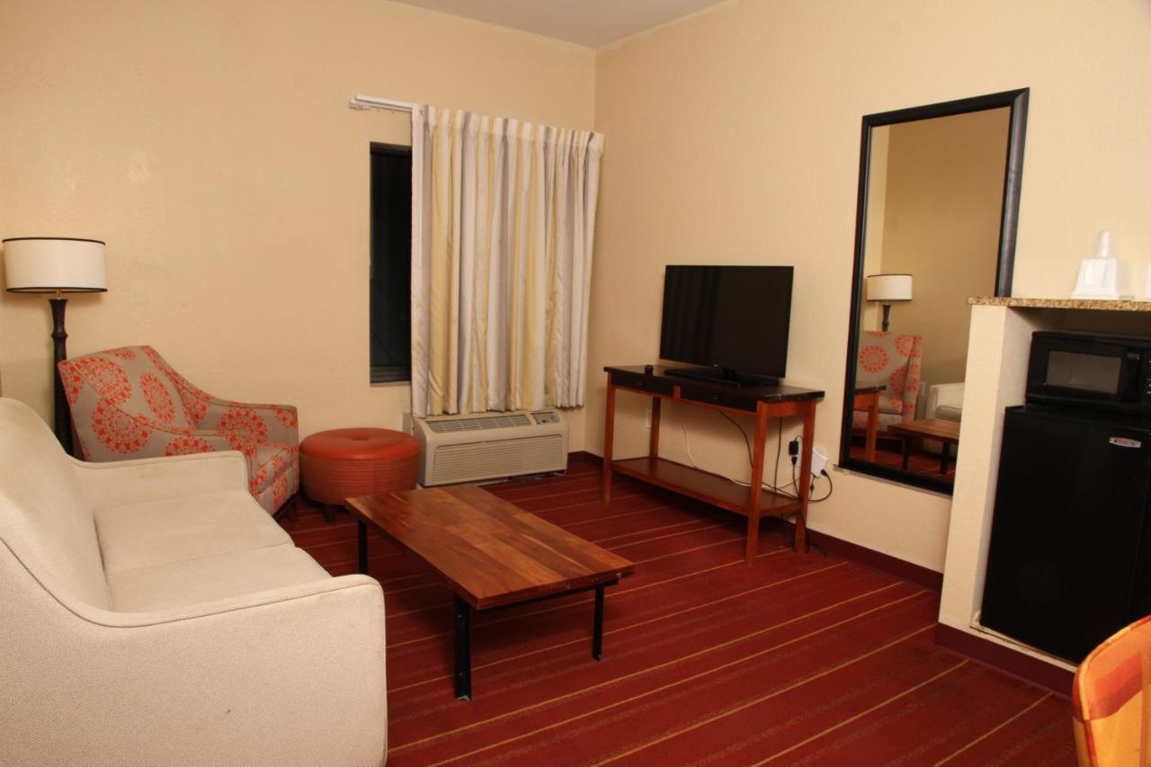 One-Bedroom King Suite - Non-Smoking at Days Inn by Wyndham Semmes/Mobile