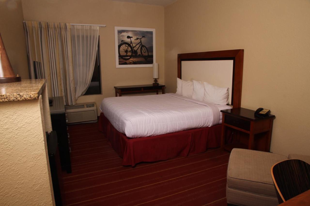 Deluxe King Room - Disability Access/Non-Smoking at Days Inn by Wyndham Semmes/Mobile