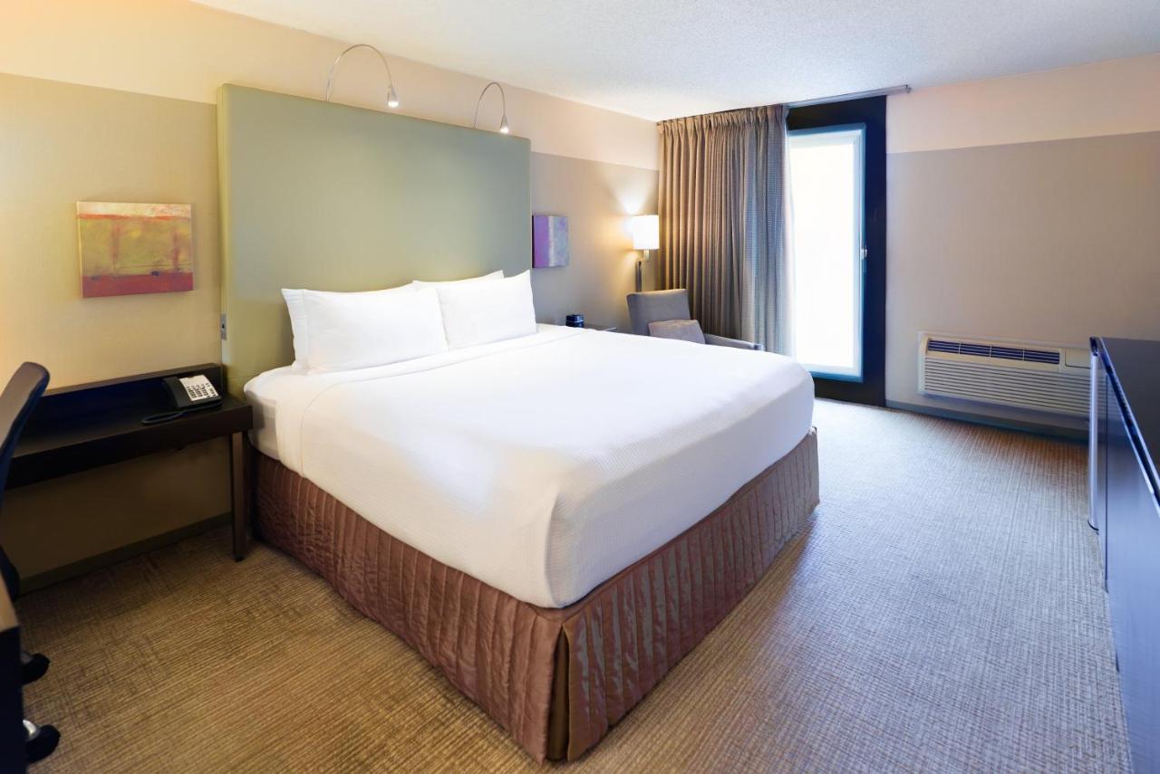 Deluxe Room at Crowne Plaza Chicago West Loop by IHG