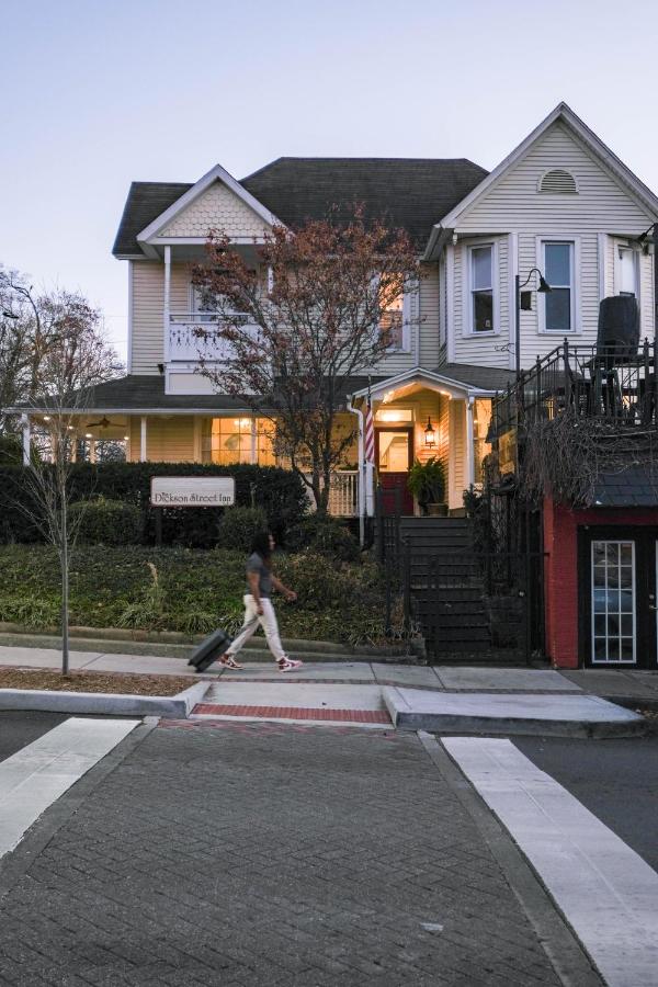 | Dickson Street Inn