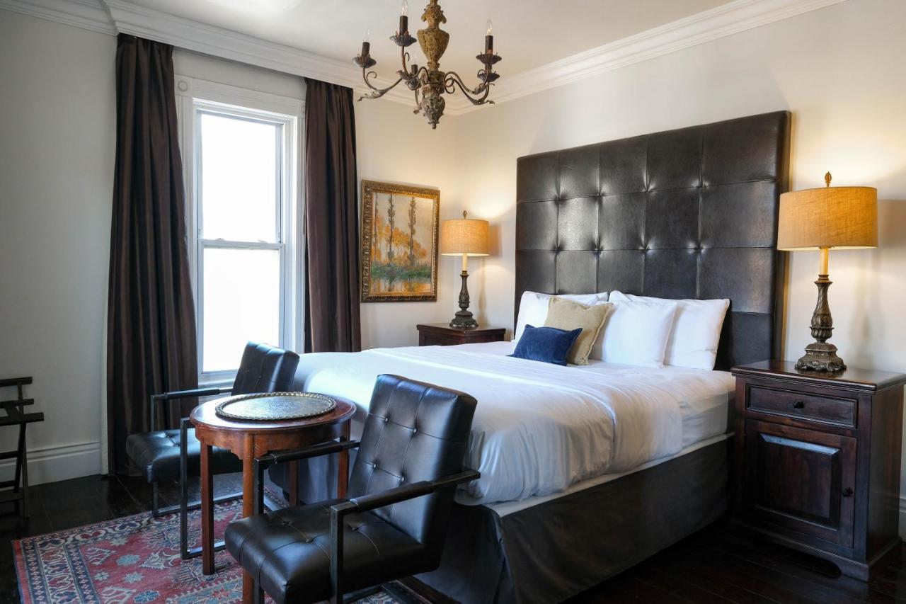 | Dickson Street Inn