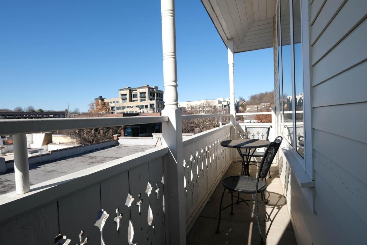 | Dickson Street Inn