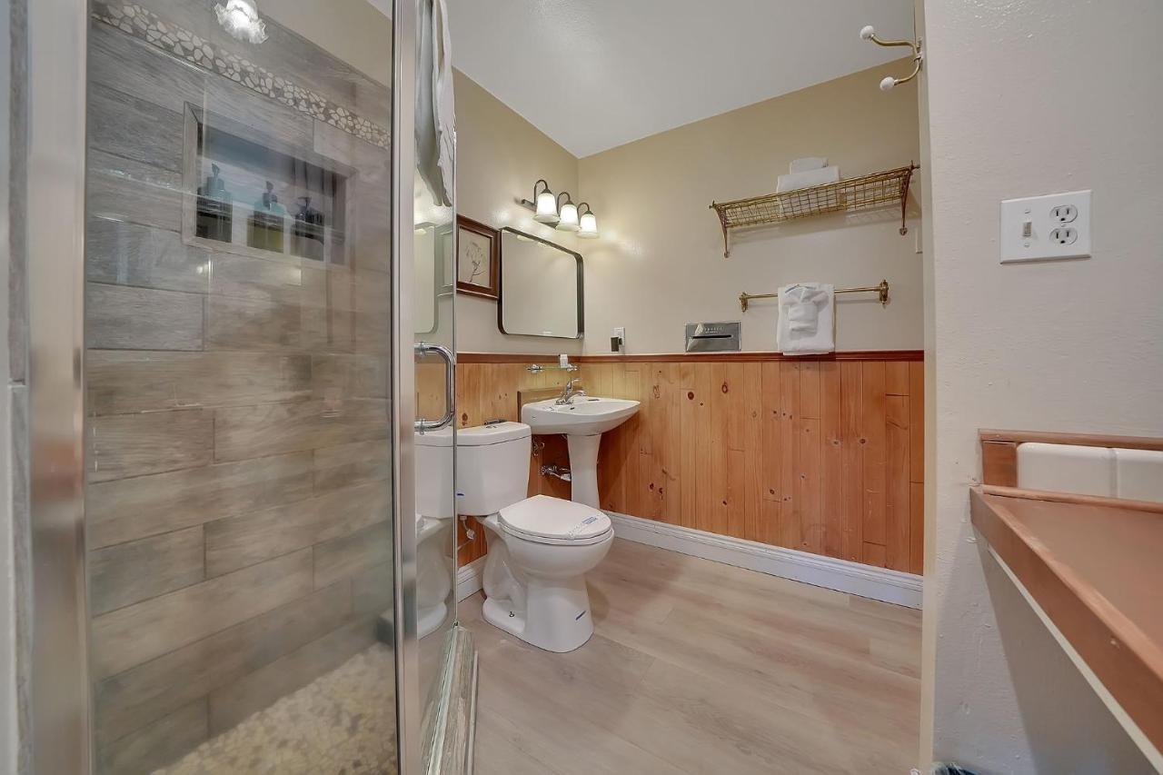 Single Room with Mountain View at Narrow Gauge Inn