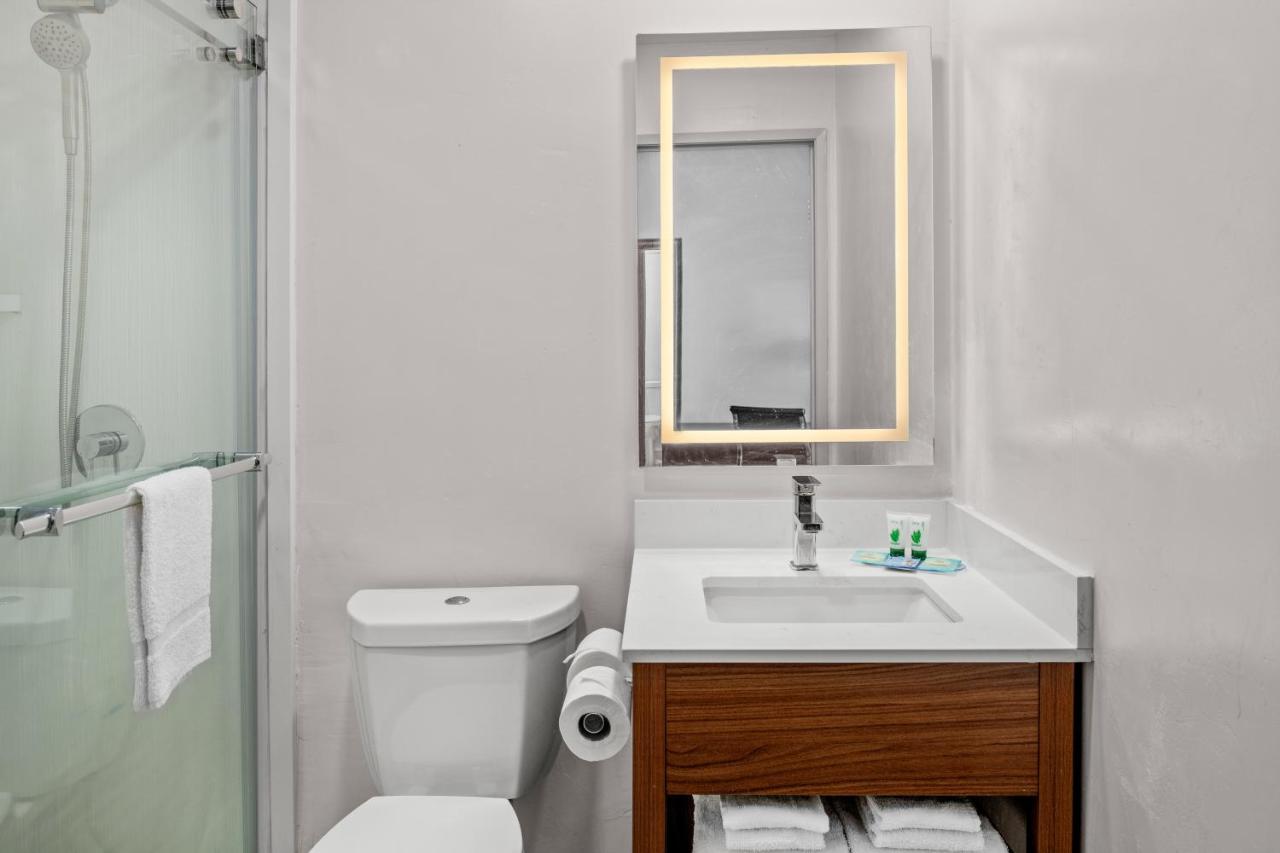 Queen Room - Non-Smoking at Brisa Pacific Hotel Encinitas