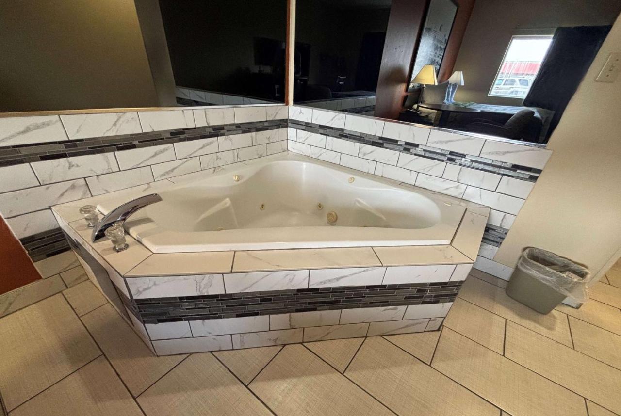 | Super 8 by Wyndham Pontoon Beach IL/St. Louis MO Area