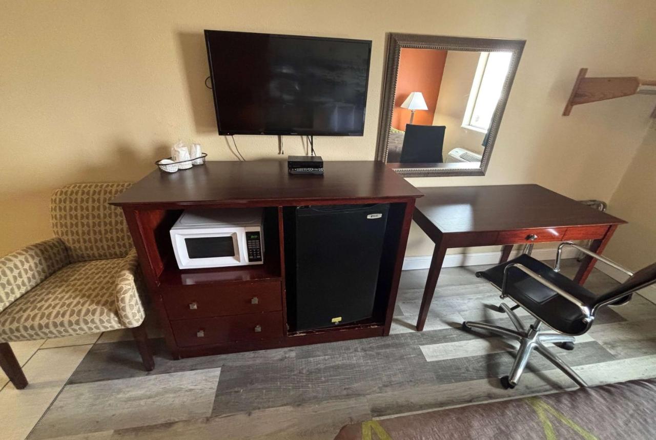 | Super 8 by Wyndham Pontoon Beach IL/St. Louis MO Area