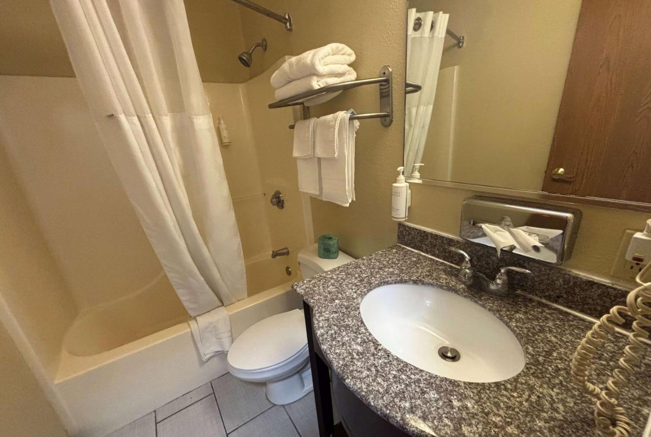 | Super 8 by Wyndham Pontoon Beach IL/St. Louis MO Area
