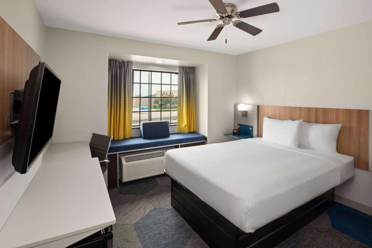 Queen Room - Non-Smoking at Microtel Inn & Suites by Wyndham Buda Austin South