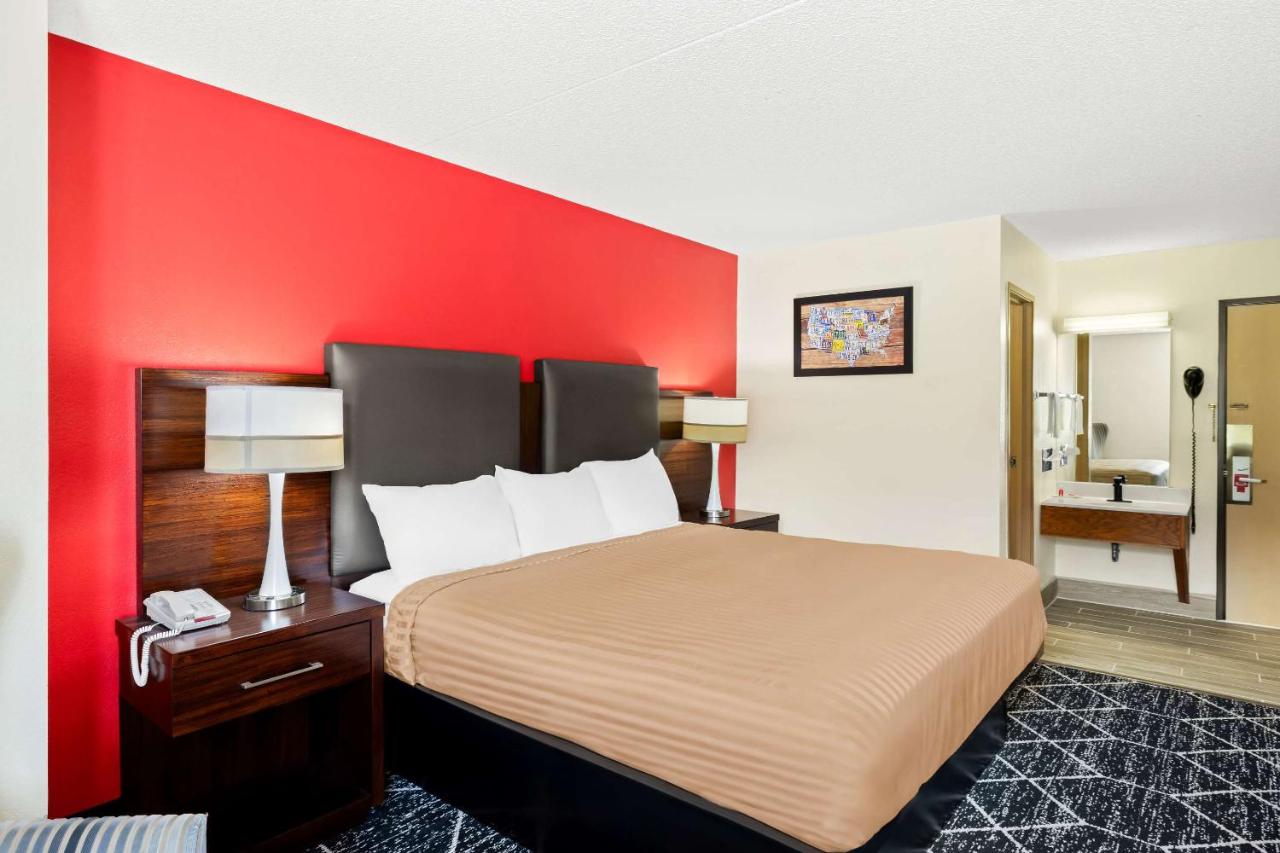 Standard King Room - Non-Smoking  at Econo Lodge Emporia