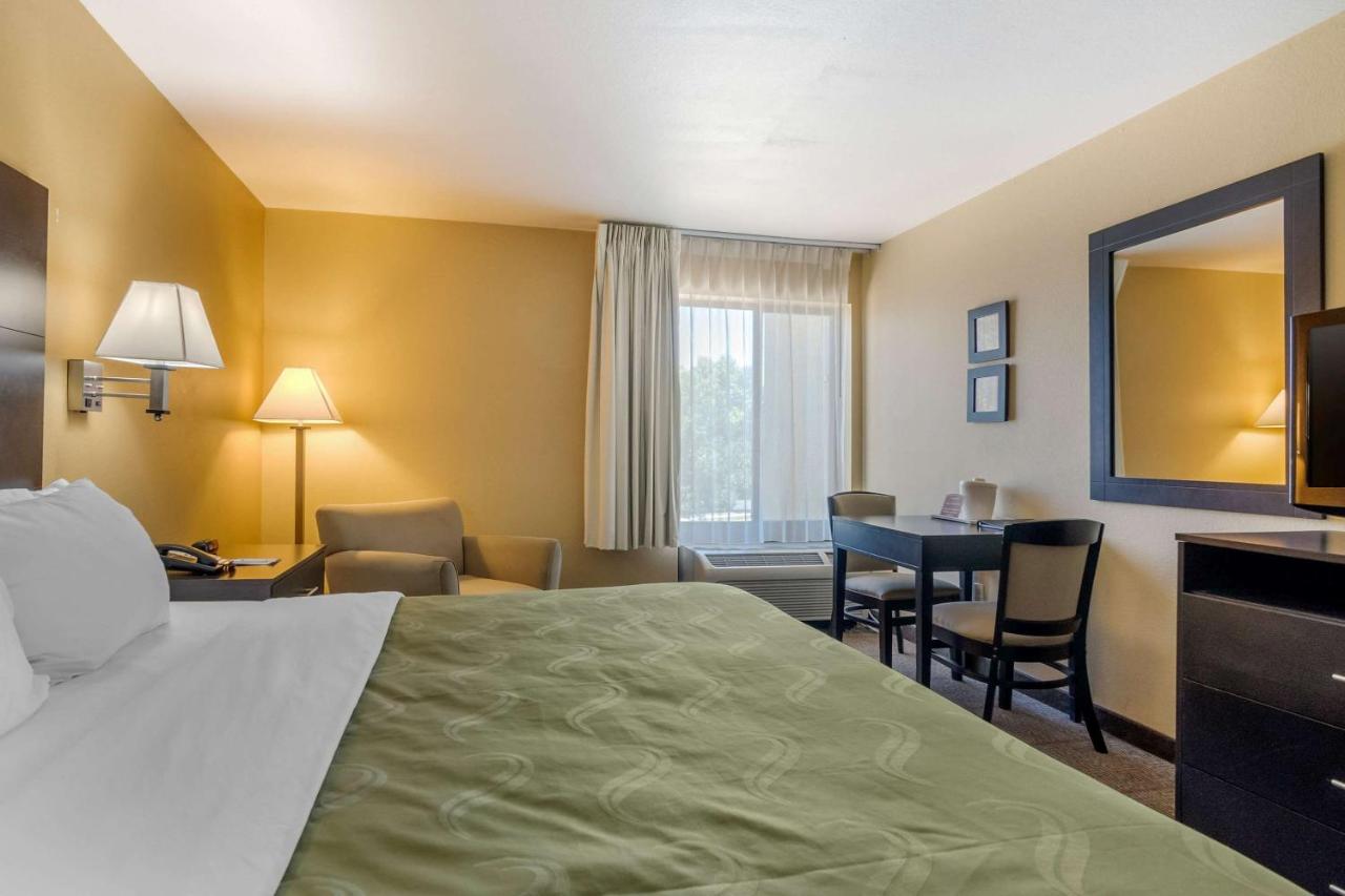 King Room at Quality Inn & Suites Lenexa Kansas City