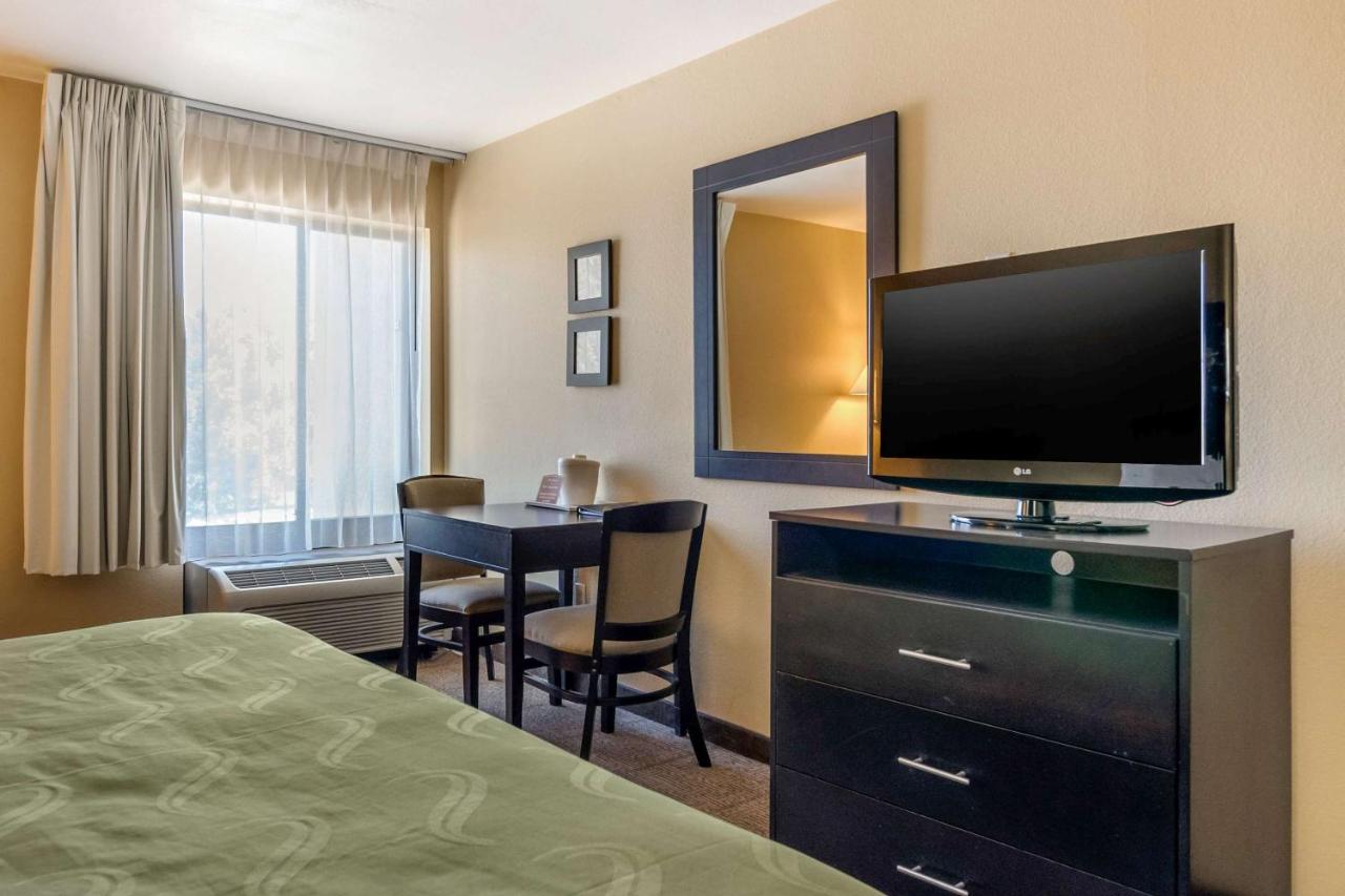 King Room at Quality Inn & Suites Lenexa Kansas City
