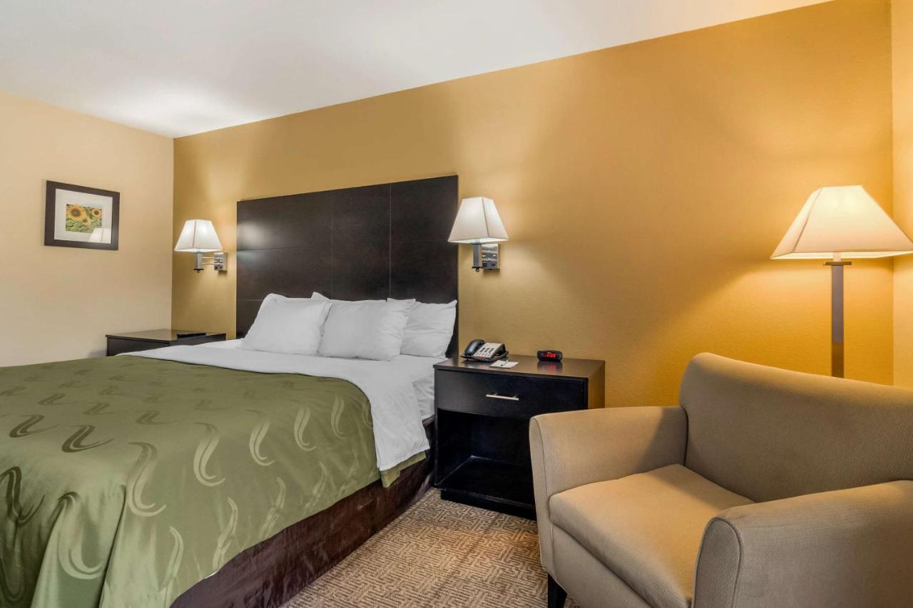 King Room at Quality Inn & Suites Lenexa Kansas City