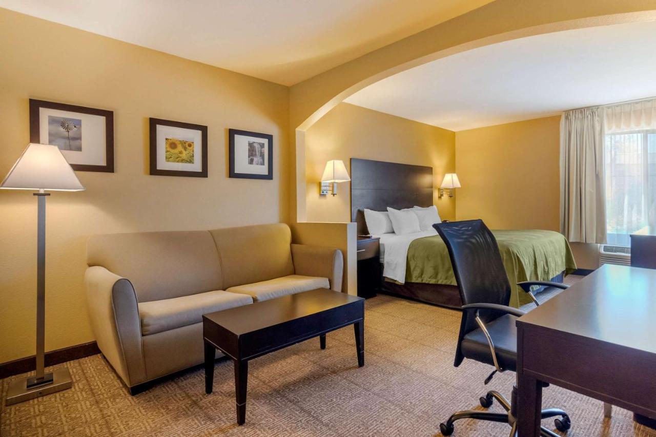 King Suite at Quality Inn & Suites Lenexa Kansas City