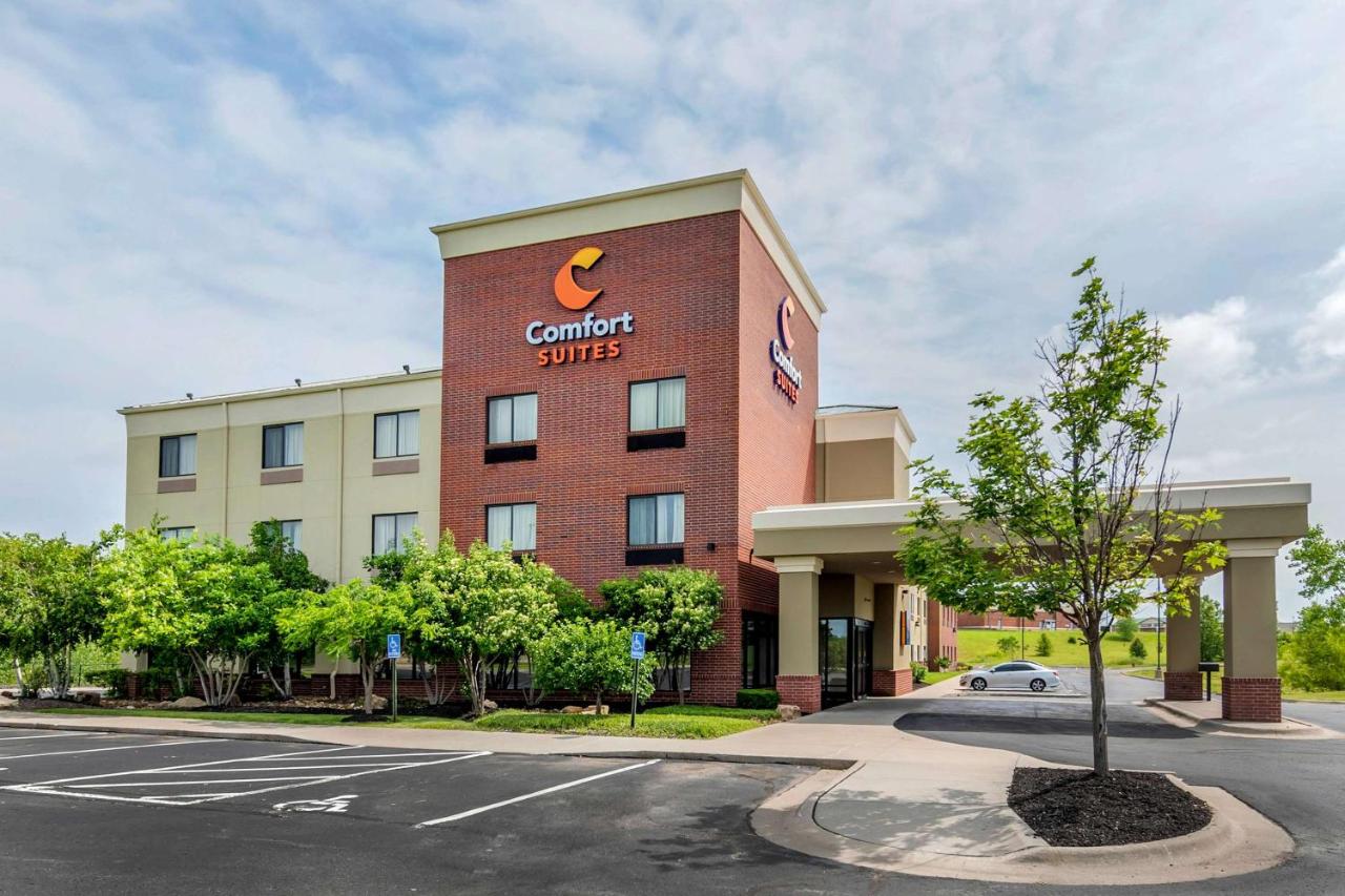 | Comfort Suites Speedway - Kansas City