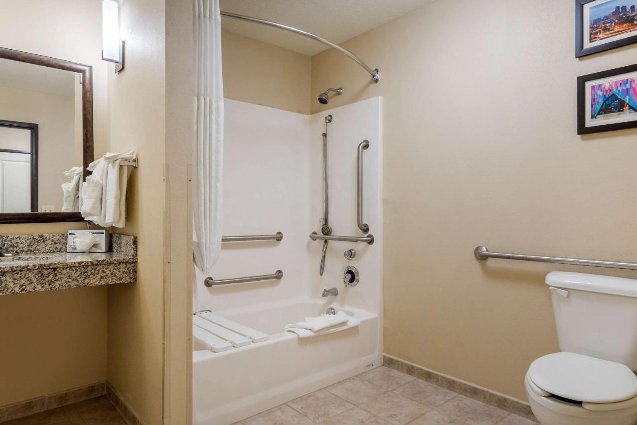 | Comfort Suites Speedway - Kansas City