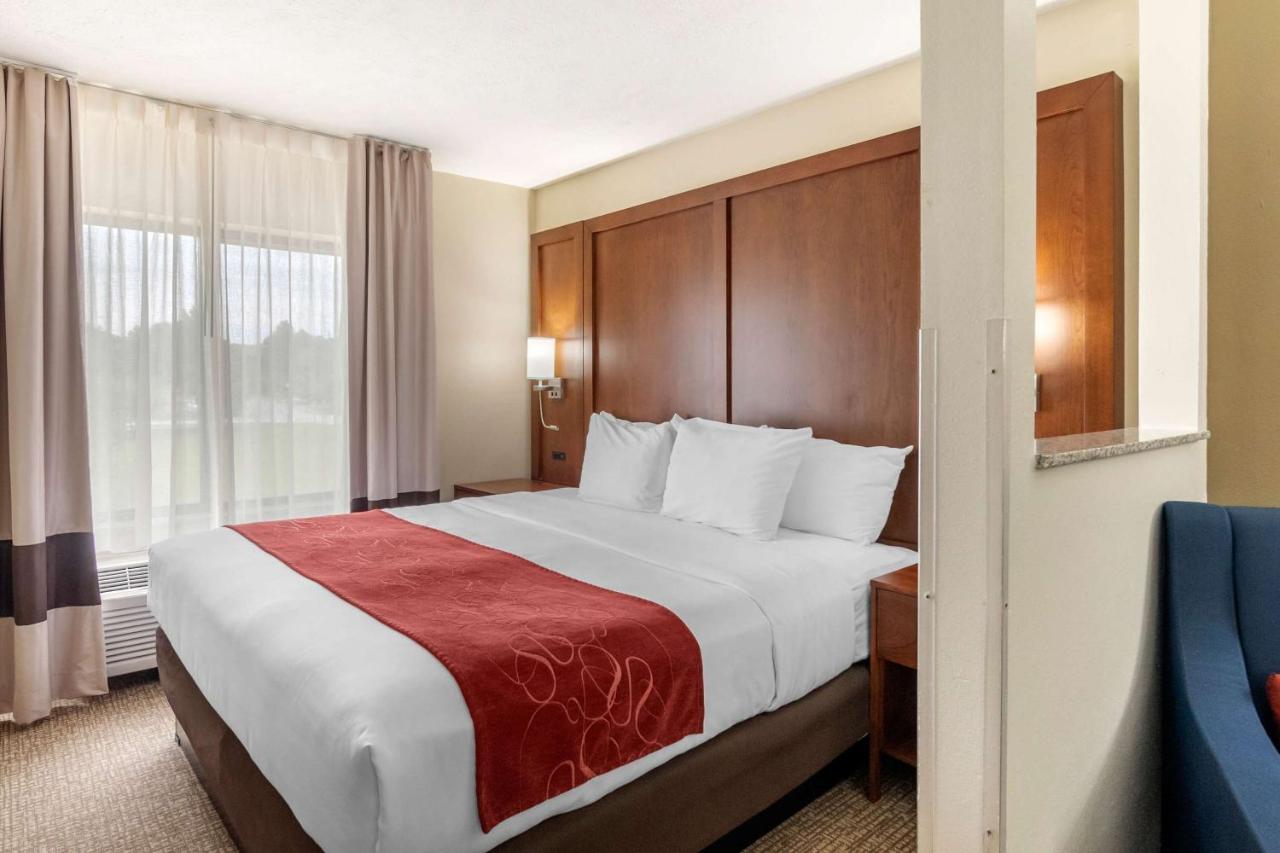 King Suite at Comfort Suites Speedway - Kansas City