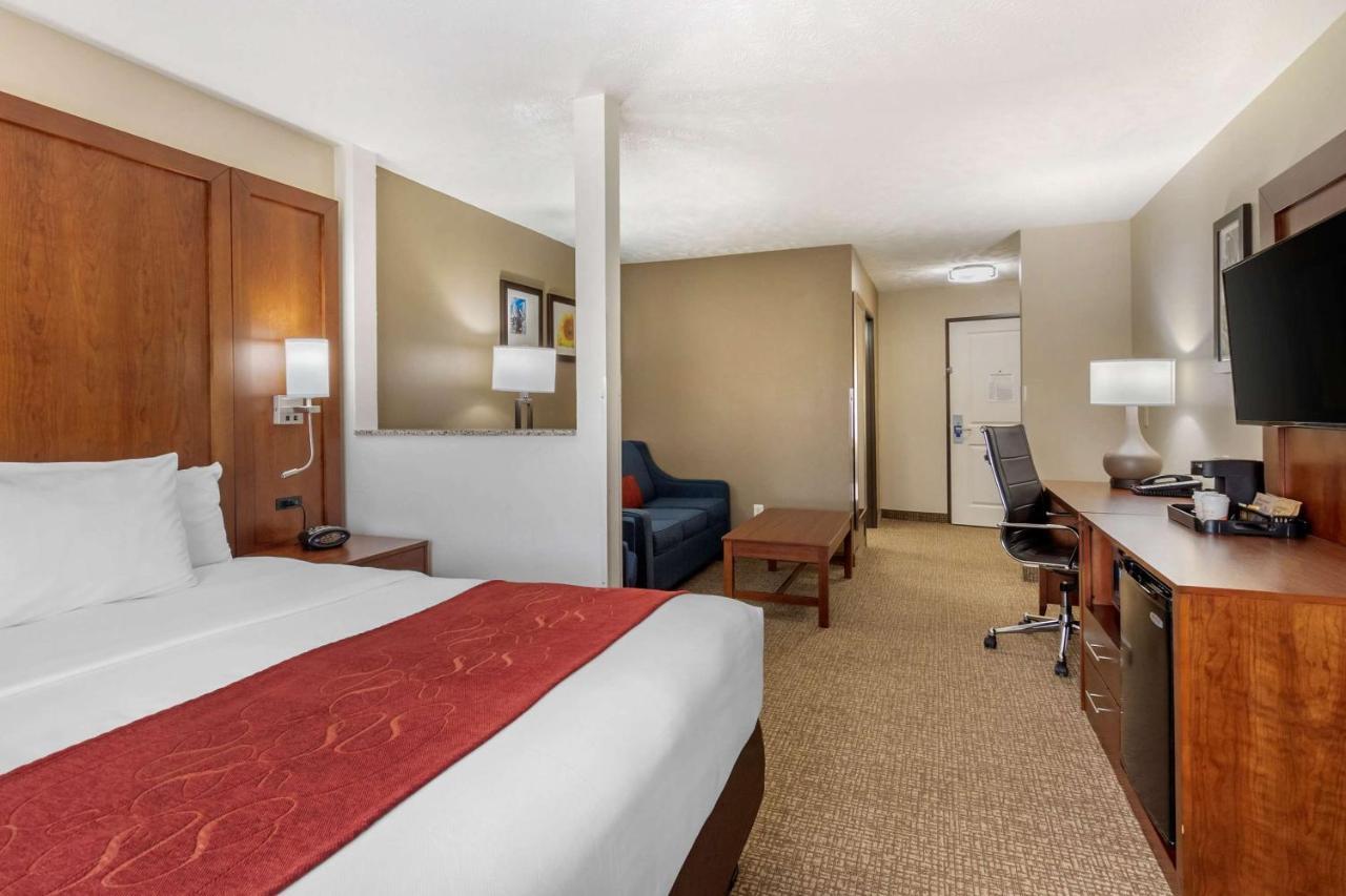 King Suite at Comfort Suites Speedway - Kansas City