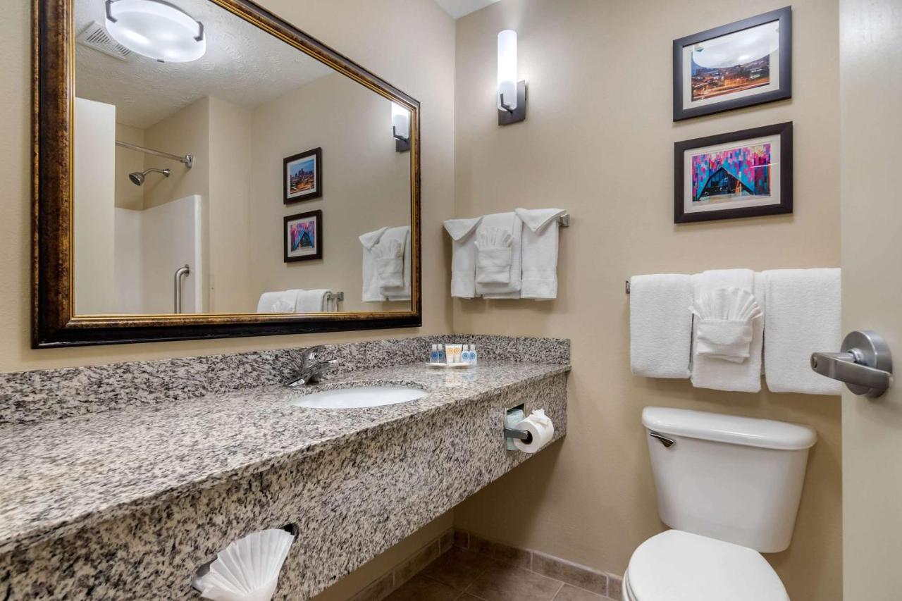  | Comfort Suites Speedway - Kansas City