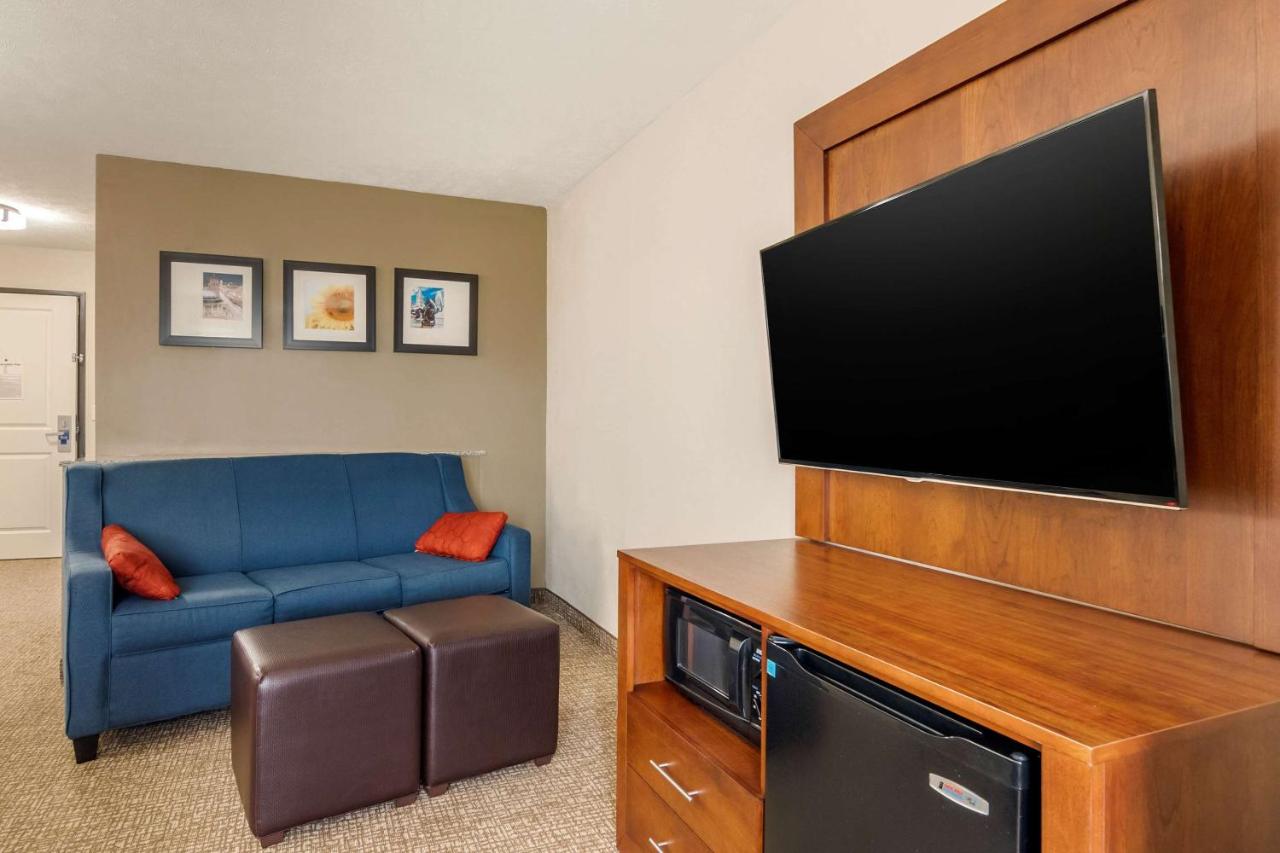 | Comfort Suites Speedway - Kansas City