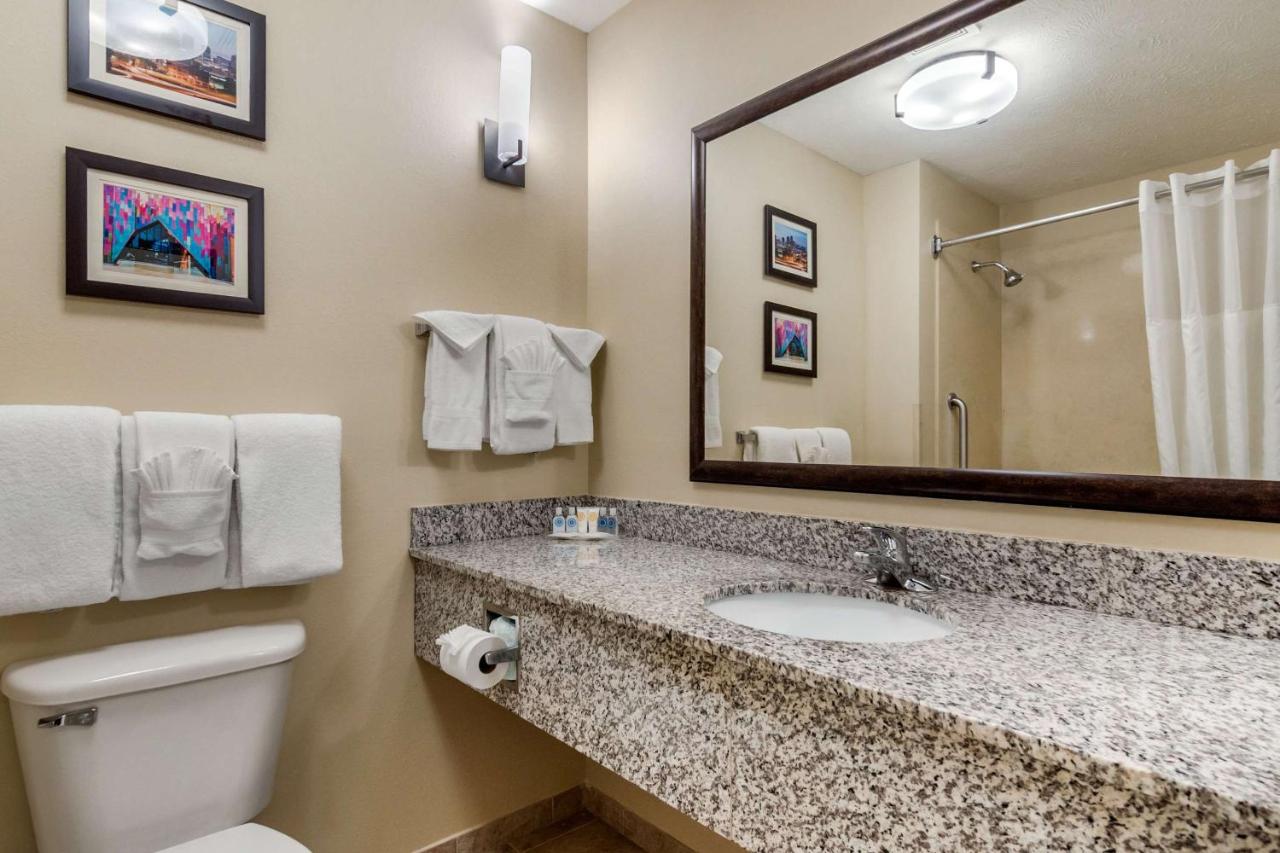 | Comfort Suites Speedway - Kansas City
