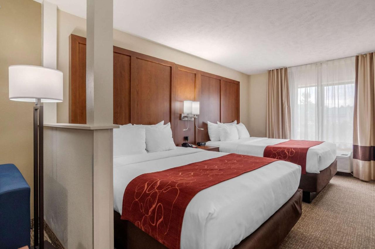 Queen Suite at Comfort Suites Speedway - Kansas City