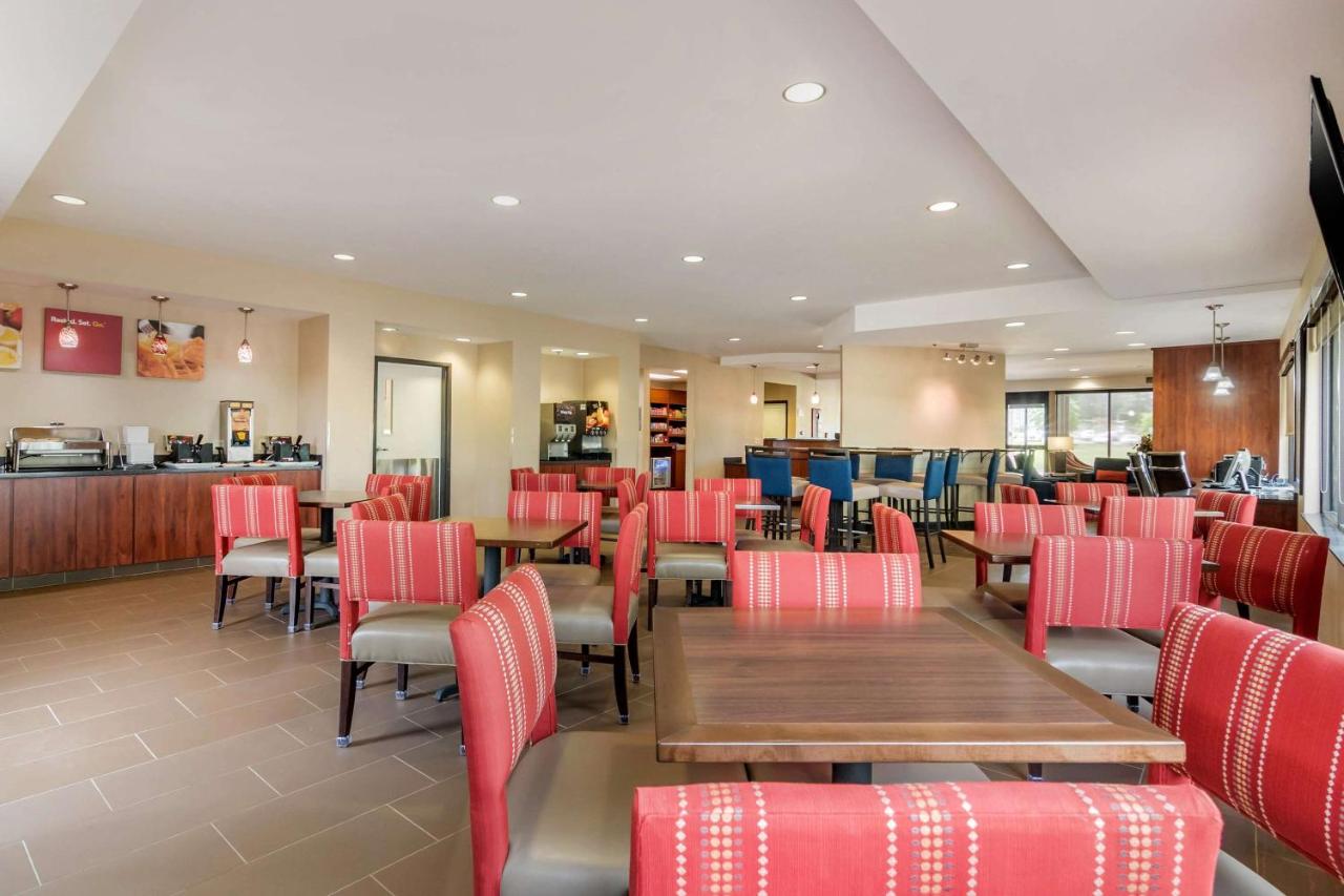 | Comfort Suites Speedway - Kansas City