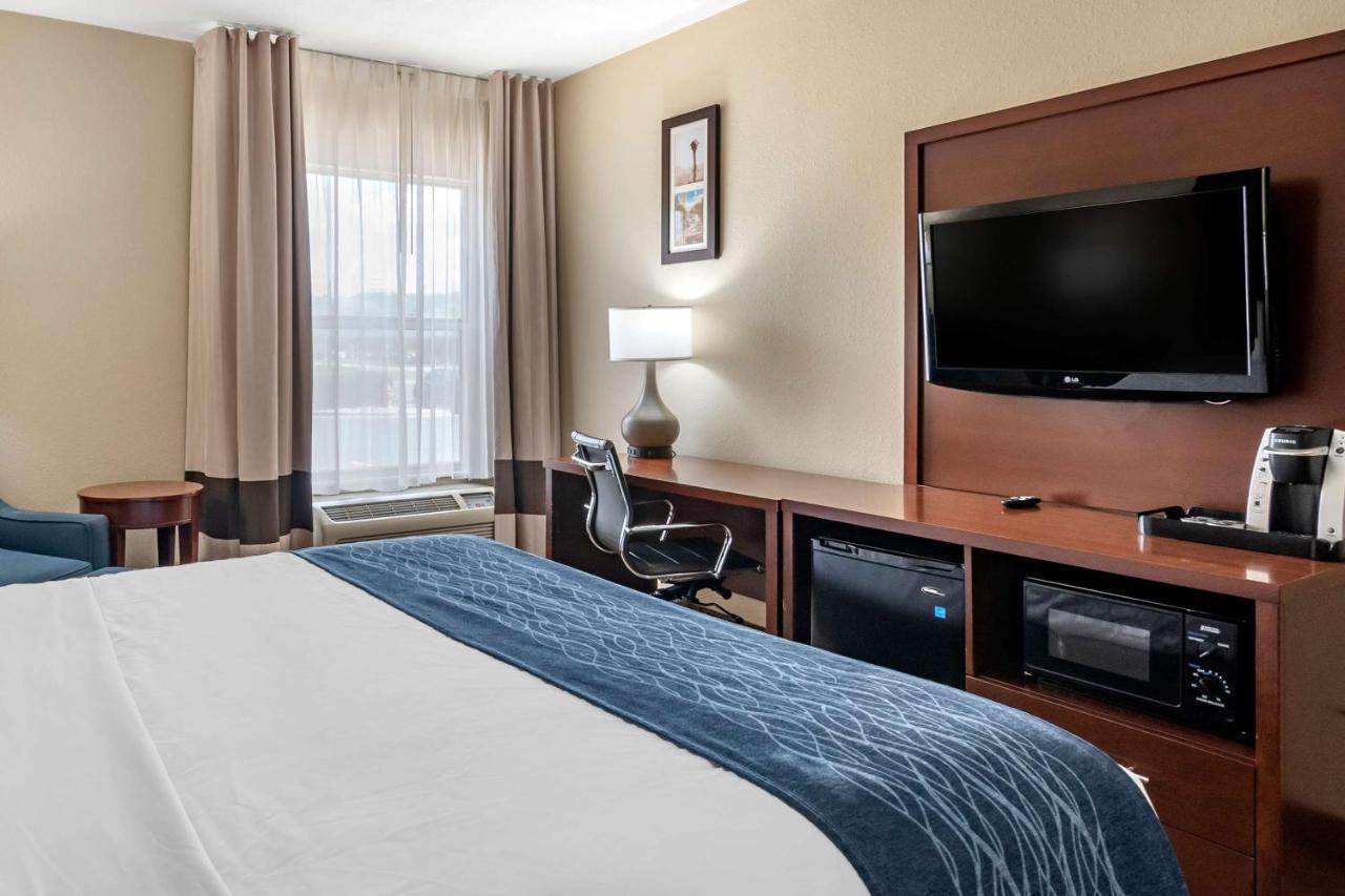 King Room - Disability Access/Non-Smoking at Comfort Inn & Suites Junction City - near Fort Riley