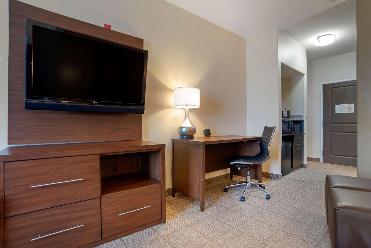 King Suite Ground Level - Non Smoking at Comfort Suites Alexandria North