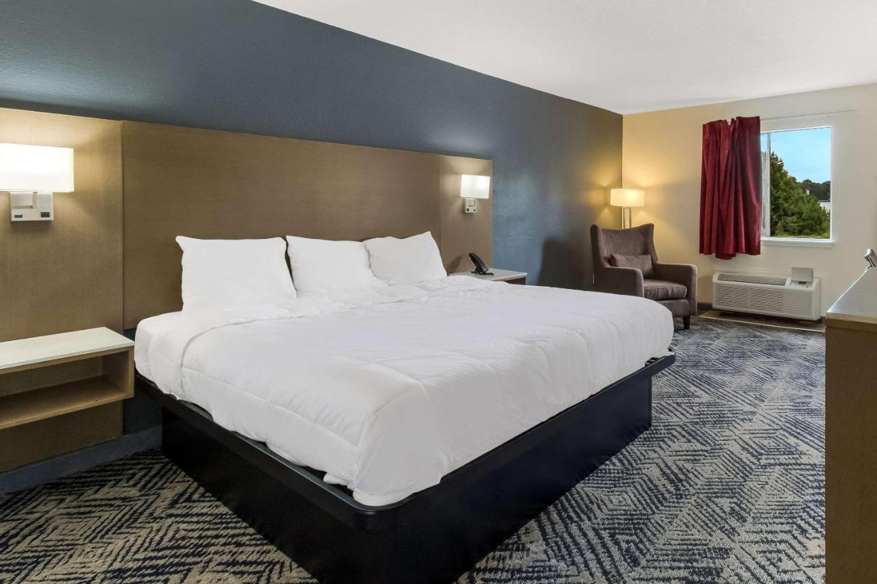 King Room - Non-Smoking at Econo Lodge Cherry Point