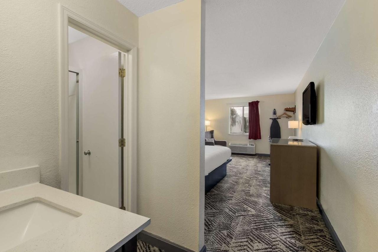 King Room - Non-Smoking at Econo Lodge Cherry Point