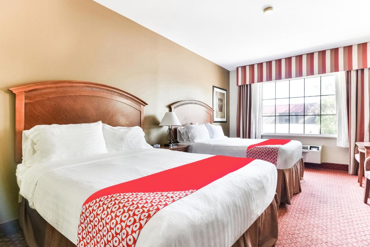 Queen Room with Two Queen Beds at OYO Townhouse Oklahoma City Airport