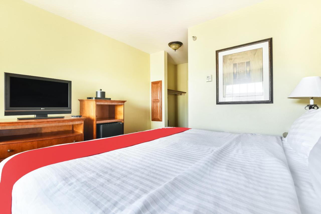 King Room at OYO Townhouse Oklahoma City Airport