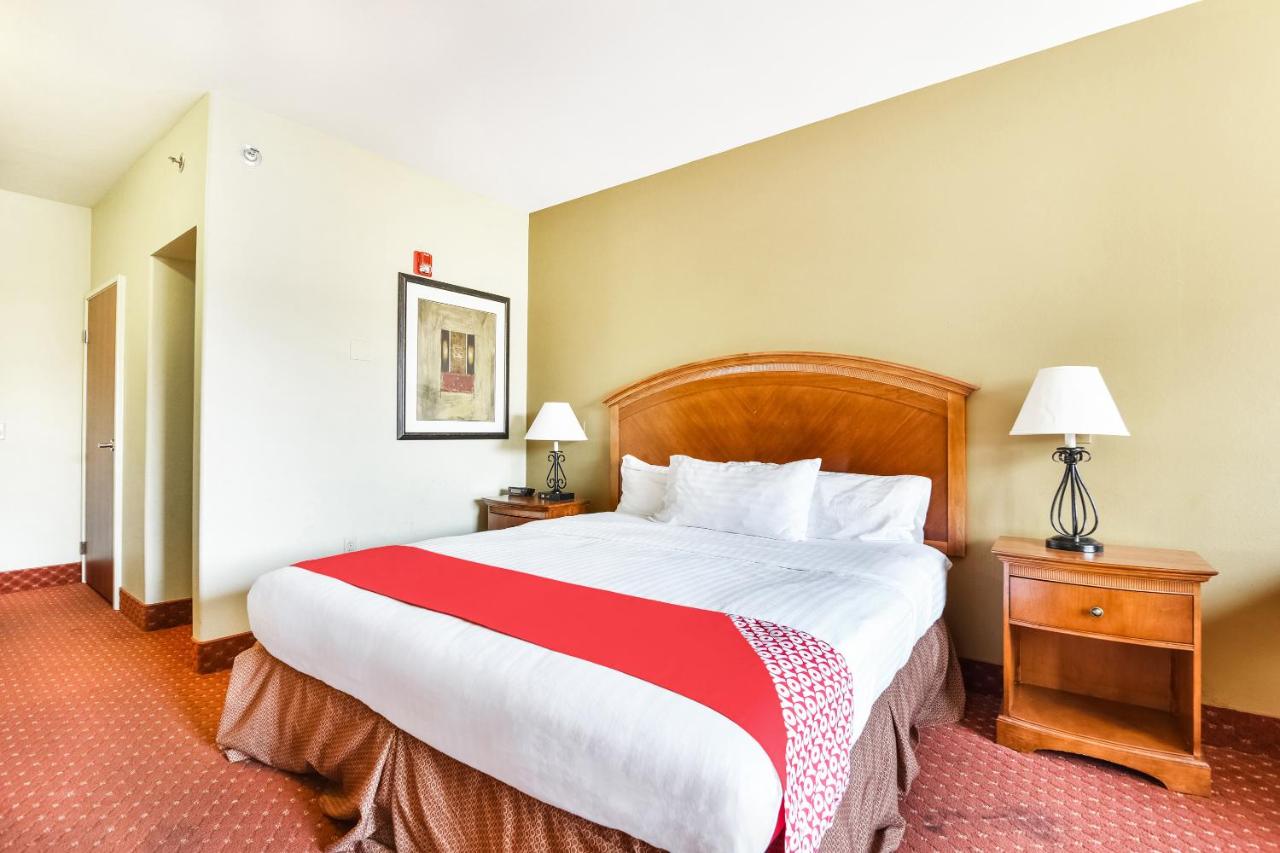 King Room - Disability Access at OYO Townhouse Oklahoma City Airport