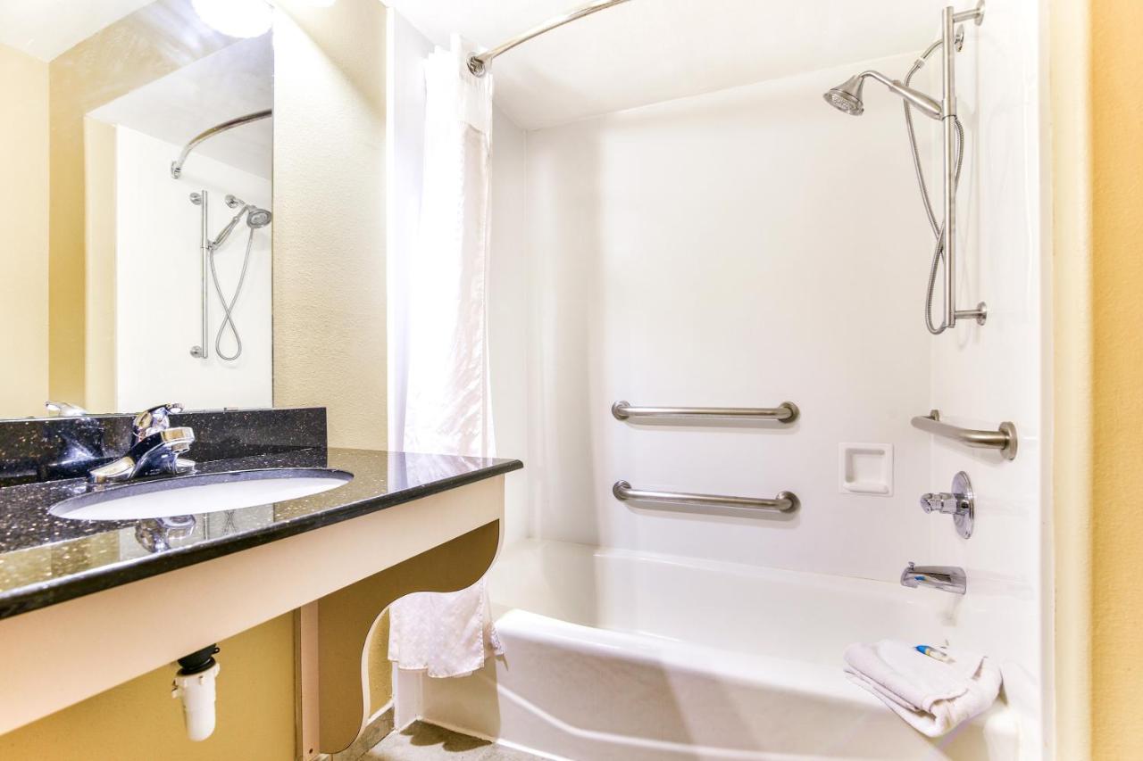 King Room - Disability Access at OYO Townhouse Oklahoma City Airport