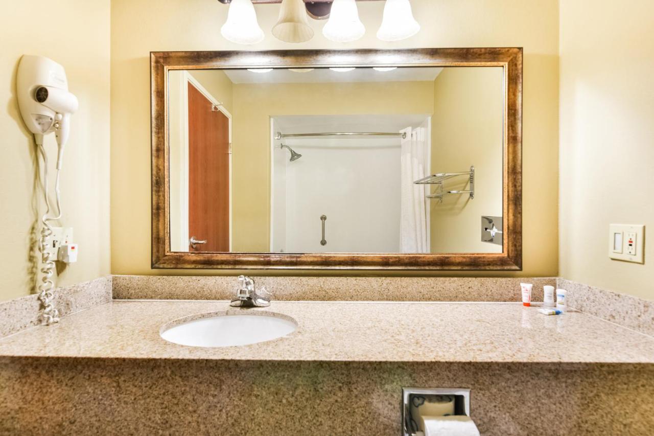 King Room - Disability Access at OYO Townhouse Oklahoma City Airport